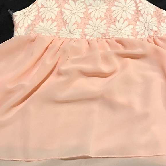 Cute flowy summer top. - Picture 2 of 2